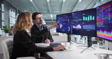 Finansal Analistler İş Performansı İçin Bilgisayar Kontrol Panelindeki Verileri Analiz Ediyor.