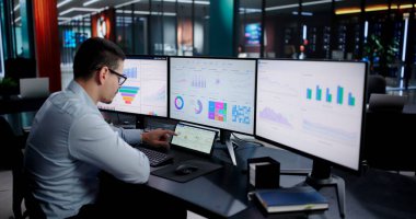 Sanal Kontrol Panelindeki Gerçek Zamanlı Finansal Verileri Analiz eden Genç Hispanik Strateji Uzmanı.