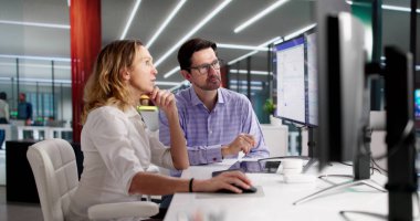 Ofis Masaüstü Bilgisayarlarında Vergi Faturaları Hazırlayan Profesyonel Muhasebeciler.