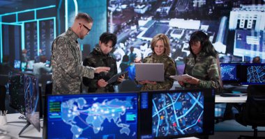 Ordu ekibi gözlem görevi için dizüstü bilgisayar kullanıyor..