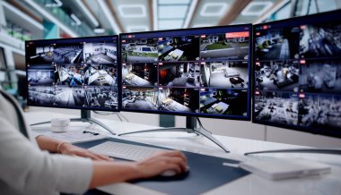 Ofis Güvenlik Gözetleme Sistemi için birden fazla CCTV kamerası kullanan bir kadın..