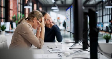 Sıkılmış, üzgün ve kızgın proje yöneticileri ofiste bilgisayar kullanıyor..