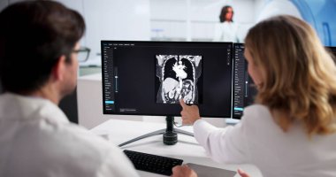 Hastane Cerrahları MRI Tarama Teknolojisi Eğitimi için Masaüstü İzleyicisini Kullanıyor.