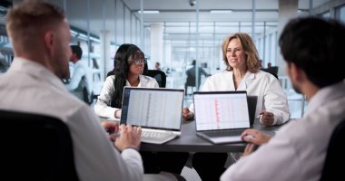 Hastane Ekibi İnternet 'te Tıbbi Fatura İdaresi için Bilgisayarlı Kodlama Kullanıyor.