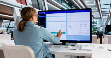 Muhasebe için Elektronik Fatura Oluşturmak İçin Bilgisayar Kullanan Genç Kadın.