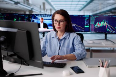 Çoklu Monitörlerdeki Profesyonel İşlemci Borsa Eğilimlerini Analiz Ediyor