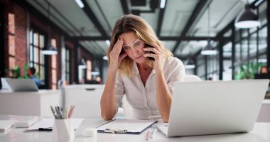 Ofis masasındaki üzgün müşteri hizmetleri görevlisi telefon, teknik destek...