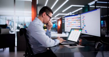 Bilgisayar ekranında Kanban Proje Yönetimi Yazılımı Kullanımı Vurgulandı