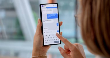 Modern Kadın Akıllı Telefonla Mesajlaşma, Mesajları Kontrol Etme, Sosyal Medya Kullanımı.
