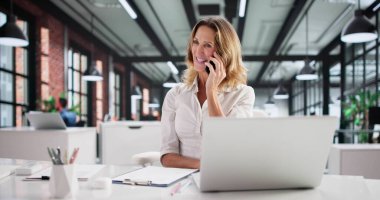 Gülümseyen Yönetici Müşteri Hizmetleri Temsilcisine Telefondaki Eğitimi Sağlıyor.