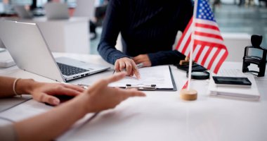 Genç Latin Kadın, ABD Vize Başvurusunu Avukatla İnceledi.