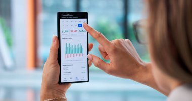 Çevrimiçi Bütçe İzleme Uygulamasını Finans Yönetimi İçin Telefonla Kullanan Genç Kadın. Muhasebeci Tasarruf Parası