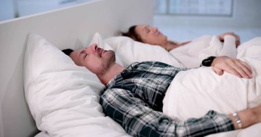 Huzurlu Gece: Yaşlı çift Yatakta Huzur İçinde Dinleniyor