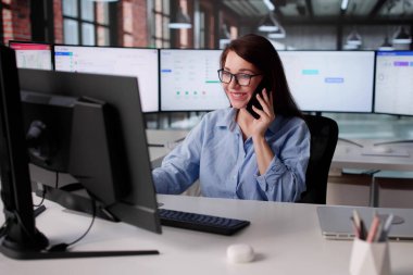 Gülümseyen İş Danışmanı Müşteri ile Stratejiyi Tartışıyor