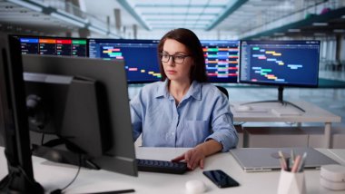 Gantt Çizelgesi Yazılımını Masaüstü Bilgisayarında Kullanan Kadın Ofis Çalışanı