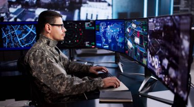 Gelişmiş Teknoloji kullanılarak Askeri Karargahtan Gözetleme Görevlerinin İlerlemesi.