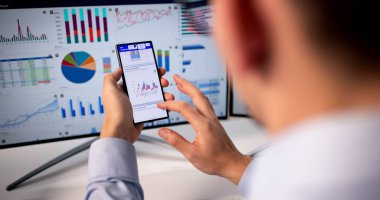 Finansal Analizci, İş Analizi Kontrol Paneli 'nde Piyasa Eğilimleri Analiz Ediyor. Genç İspanyol Girişimci