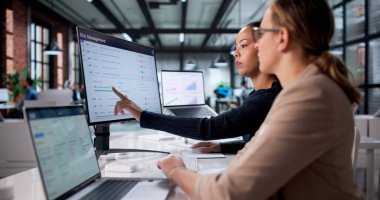 Stratejik Çözümler arayan kadın analist, şirket yazılımının pazar verileri analiz ediliyor.