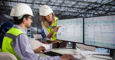 Elektrik santralinde Erkek ve Kadın Gaz Türbini Çalıştırıyor.