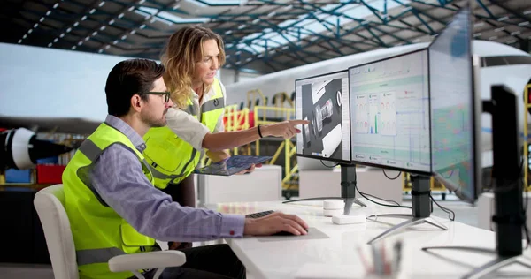 Becerikli Mühendisler Yoğun Havaalanı Hangarındaki Uçak Parçalarını Dikkatle İnceleme.