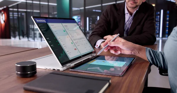 İş Kadını ve Muhasebeci Ofis Bilgisayarını Kullanarak Finansal Faturalarda İşbirliği Yap.