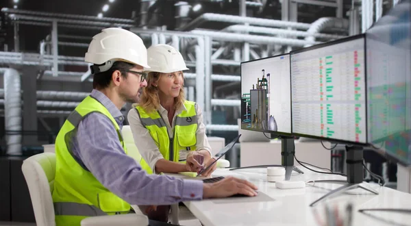 Kadın Mühendis Güç Santrali Kontrol Odasında Gaz Türbini Ustalıkla Çalıştırıyor.