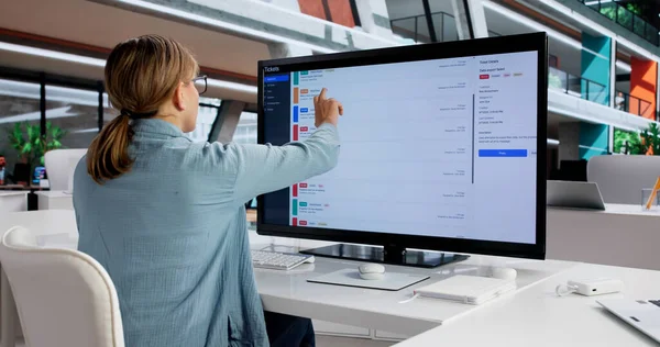 Teknoloji Tasarruf Kadını Yazılım İzleme Uzaktan Konum Biletleri
