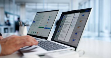 Hispanik Adam Çevrimiçi Belge Yönetimi Yazılımını İş Muhasebesi İçin Kullanıyor.