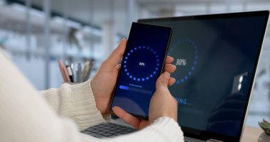 İş Yerindeki Akıllı Telefondan Yavaş İşlem Sistemi Güncelleme.