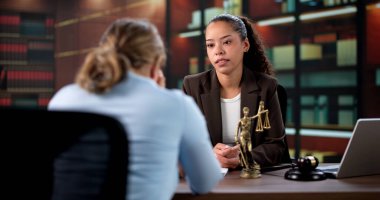 Üzgün avukat, duyduktan sonra üzgün İspanyol müşterisini teselli ediyor..