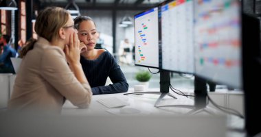 Üzücü ve Öfkeli Proje Yöneticileri Ofiste bilgisayar kullanmaktan sıkıldı.