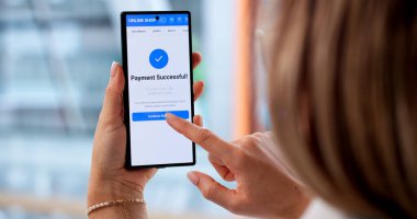 Smartphone Alışveriş: Kadın Karşılıklı Ticaret İnternet Sitesinde Ayakkabıları Kontrol Ediyor