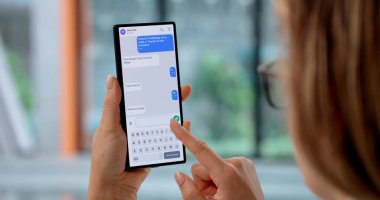 Genç Kadın Akıllı Telefondan Mesaj Gönderiyor, Teknoloji Bilgisi Profesyonel İletişim.