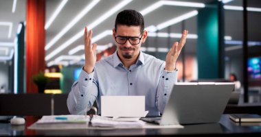 Adamın Şok Olmuş İfadesi Açık Ofiste Geç Gelen Faturayı Açıklıyor.