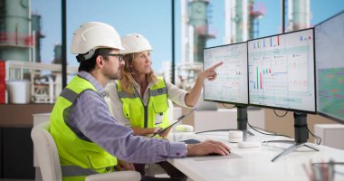 Petrol Rafineri Veri Analizi için Endüstriyel Enerji İzleme Sistemi Kullanan Mühendisler