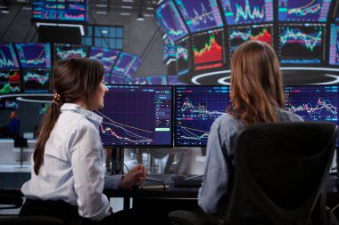 Kadın Borsacı Çoklu Bilgisayar Ekranlarındaki Piyasa Grafiklerini Analiz Ediyor