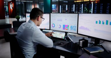 Latin Finans Analisti Sanal Kontrol Panelindeki Piyasa Eğilimlerini Analiz Ediyor.