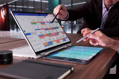 Verimli Yönetim: Kanban Yazılım Zamanlaması Kullanan Olgun Kafkas Adam