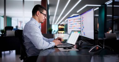 İspanyol Çevik Proje Yöneticisi Gantt Zamanlamasını İzlemek için Dizüstü bilgisayar kullanıyor