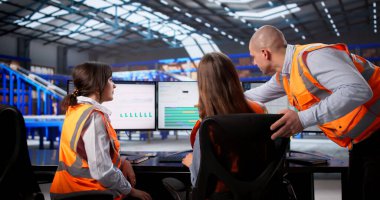 Kadın Lojistik Yöneticisi Depo 'daki Masaüstü Bilgisayarı Kullanımı Envanterini İzler