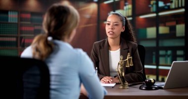 İspanyol Avukat Emlak İşletme Danışmanı.