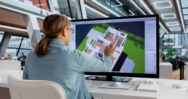 İç tasarım için 3D CAD Yazılımı kullanan Emlak Mühendisi.