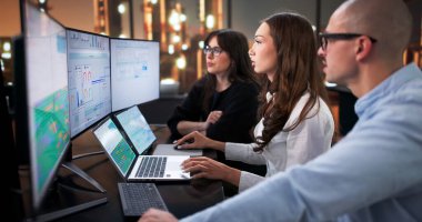 Kimyasal Santral Mühendisi Çeşitli Ekip Üyeleriyle Yağ Rafinerisini İzliyor.