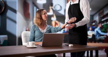 Dijital Ödeme Kolaylaştırıldı: Genç Kadın Latte İçin Akıllı Seç Kullanıyor.