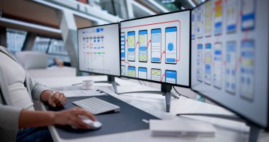 Modern Araçlarla Kullanıcı dostu Mobil Uygulama Arayüzü Tasarlayan Genç Kadın