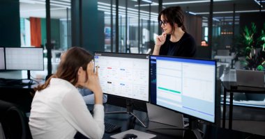 Ofisteki Karmaşık Takım Bütçe Krizi ve Vergi Konusunda Üzgündü