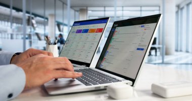 Verimli Erkek Bilgisayar Teknisyeni Uzaktan Mesafe Çözümleme Sorunları Başarılı