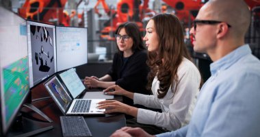 Otomotiv Fabrikasında Mühendislik Ekibi 3 boyutlu araba modeli oluşturuyor.