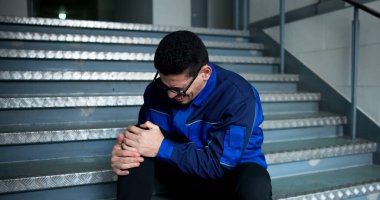 İşçi, kaygan koşullar nedeniyle işyerindeki merdivenlerde yaralandı. Genç adam iş yerinde merdivenlerden düşüp bayıldı.