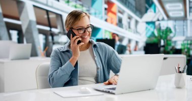 Bayan Emlakçı Ofis Merkezinden Müşterilerle Bağlantı kurmakla meşgul